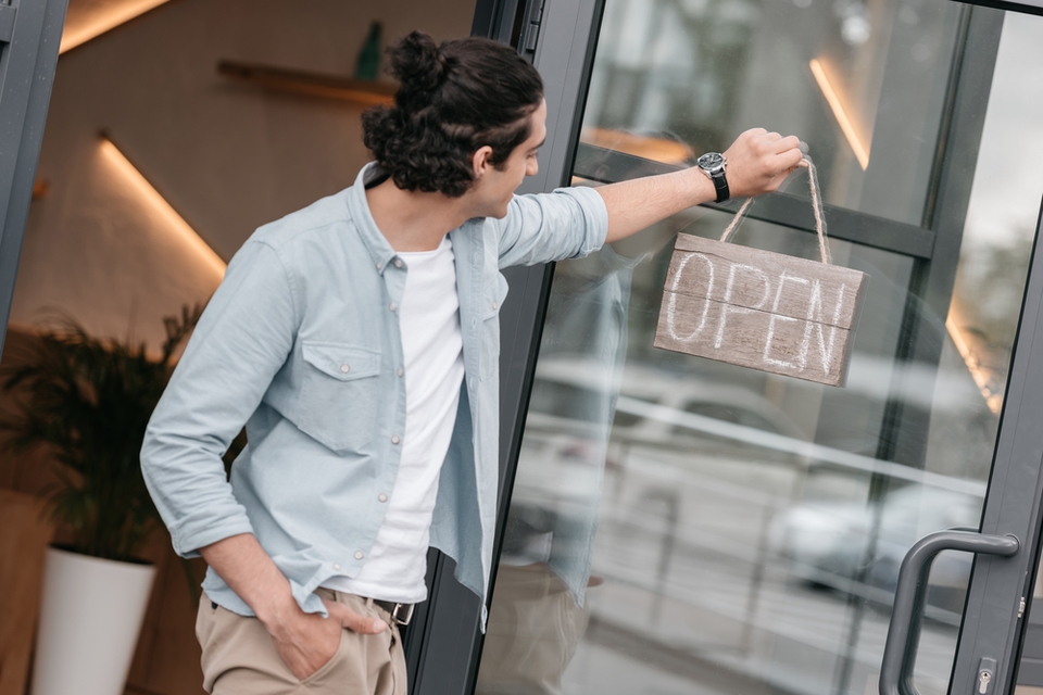 Travail le dimanche dans les enseignes de l’habillement succursaliste : extension de l’accord de branche