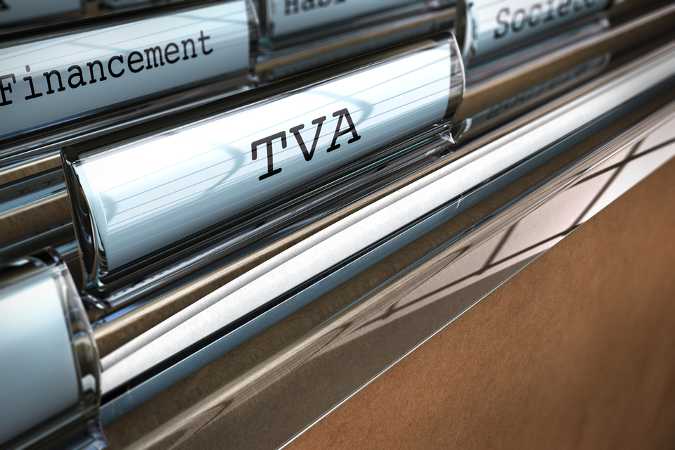 Dons de biens invendus à des associations : dispense de régularisation de la TVA